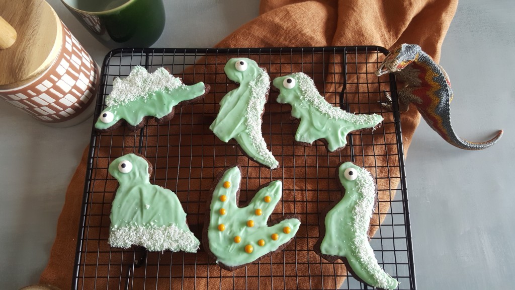 Biscuits décoré au chocolat et noisette, dinosaures